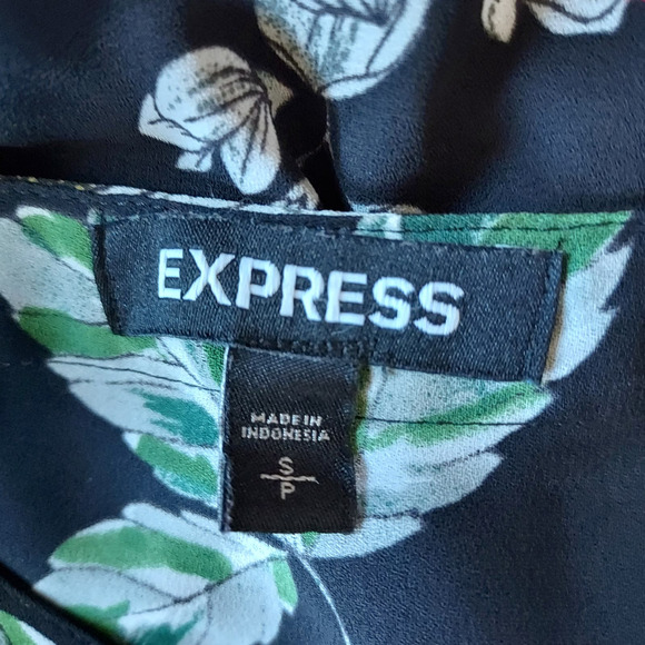 Express Black w/Red Floral Lightweight Blouse Size Small - Picture 11 of 12
